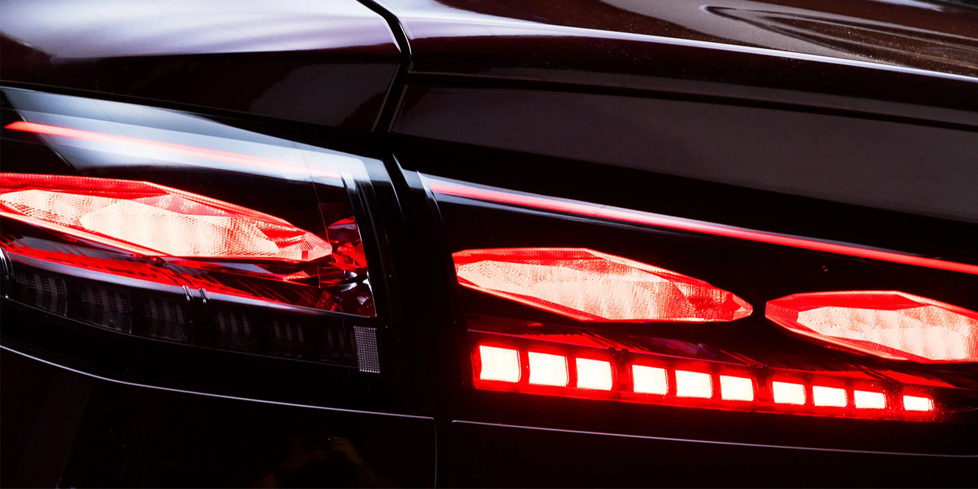 Faros LED automáticos con ajuste de altura y función.